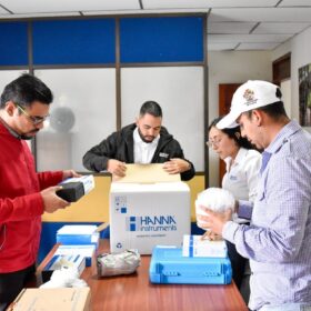 EMCASERVICIOS S.A. E.S.P. REALIZÓ LA ENTREGA DE EQUIPOS DE LABORATORIO A LA ALCALDÍA MUNICIPAL DE TOTORÓ.