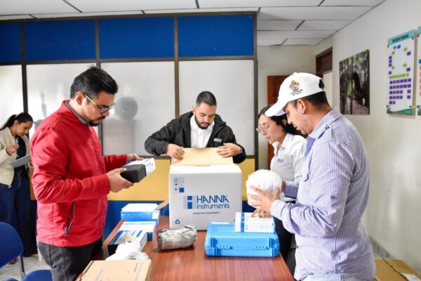 EMCASERVICIOS S.A. E.S.P. REALIZÓ LA ENTREGA DE EQUIPOS DE LABORATORIO A LA ALCALDÍA MUNICIPAL DE TOTORÓ.